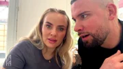 Kaum sind sie eingezogen, schon gibt?s Eier an das Auto von Marie & Tammo geklatscht? Tim wird emotional und Julia landet mit einer hübschen Blondine im Bett.