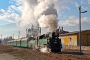 Im Balkan-Nostalgie-Express nimmt die Reisereportage mit nach Südosteuropa und erkundet Teile Serbiens und Bulgariens – unter anderm mit einer Rhodopenbahn-Lok mit Wasserwagen.