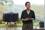 Bio-Winzerin Anne (Henriette Richter-Röhl) präsentiert ihre neuen Methoden beim Winzertreffen.