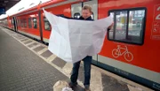 KESSLERS EXPEDITION, "Unterwegs auf der Schiene, Teil 4", am Freitag um 20:15 Uhr. Im Zug geht es über die Alpen bis nach Rom. Kessler ist fest überzeugt: Dort kann es mit seiner Karriere nur aufwärts gehen. Schließlich bilden sich schon lange Schlangen vor dem Kolosseum ...