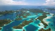 Die Inselgruppe der Molukken gehört zu Indonesien. Viele ihrer Kalksteinfelsen sind unbewohnt.