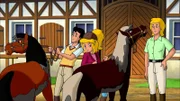 Frau Martin (r.) findet es gar nicht gut, dass Bibi (M.), Tina und Alex (l.) drei neue Ponys auf den Martinshof bringen.