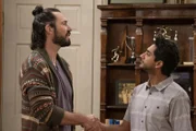 Freddy (Brian Thomas Smith, l.); Al (Adhir Kalyan, r.)