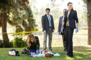 Eine Frau (Darsteller nicht zu ermitteln) wird beim Joggen im Park erstochen. Während Dr. Maura Isles (Sasha Alexander, l.) die Leiche untersucht, schließen die Detectives Jane Rizzoli (Angie Harmon, r.), Vince Korsak (Bruce McGill, 2.v.r.) und Frankie Rizzoli (Jordan Bridges) einen Raubüberfall aus, da die Tote noch alle Wertsachen bei sich trägt.