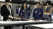 Booth (David Boreanaz, l.) will gemeinsam mit Angela (Michaela Conlin, 2.v.l.), Hodgins (T.J. Thyne) und Cam (Tamara Taylor) herausfinden, wer es auf Brennan abgesehen hat.