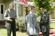 Det. Lilly Rush (Kathryn Morris, M.) und ihr Kollege Det. Scott Valens (Danny Pino, r.) verhören Nelson (Joseph Campanella, l.), der eventuell etwas mit einem mysteriösen Mord im Jahre 1943 zu tun hat ...
