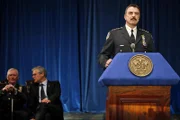Bei einer feierlichen Zeremonie begrüßt Frank (Tom Selleck) die neuen Polizisten im New York Police Department.