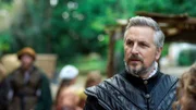 Der Hexenjäger Adam Quinn (Ben Willbond) sorgt in Juniper für Aufregung, denn er sucht im Ort nach Hexen, die er dann zum Tode verurteilen lässt.