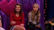 L-R: Shannon Mitchell (Annamarie Kenoyer), Sam Puckett (Jennette McCurdy)