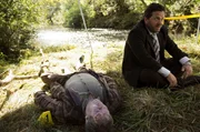Detective Mike Shepherd (Neill Rea) kommt mit dem Auftrag nach Brokenwood, den Tod des Farmers Nate Dunn (Chris Sherwood) aufzuklären.