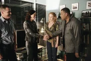 Ray (Laurence Fishburne) begrüßt seine neue Mitarbeiterin Sara Sidle (Jorja Fox), die bereits mit Nick (George Eads) und Catherine (Marg Helgenberger) im Team zusammengearbeitet hat.