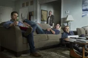Bishops Brüder Robert (Jesse Johnson, r.) und John (Jesse Bradford, M.) kommen an Thanksgiving zu Besuch und quetschen ihre Schwester aus: Wer ist Bishops (Emily Wickersham, hinten) heimlicher Verehrer?
