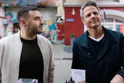 Benedikt (Jens Hajek, r.) überrascht Easy (Lars Steinhöfel) mit einer bisher unentdeckten Seite.