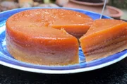 Bebinca ist ein traditionelles indisch-portugiesisches Dessert: eine Kombination aus Karamell und Kokosmilch in einem aromatischen geschichteten Kuchen.
