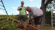 Alex und Uwe fällen einen instabilen Baum