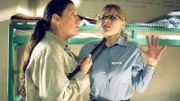 Walter (Katy Karrenbauer, li.) bedroht Annika (Sylwia von Wildburg) und nimmt sie als Geisel.