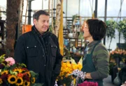 ARD ROTE ROSEN FOLGE 1424, am Mittwoch um 14:10 Uhr im ERSTEN. Gunter (Hermann Toelck, l.) entschuldigt sich bei Merle (Anja Franke, r.) für seinen Übereifer beim Springreiten und lädt sie zum Essen ein.
