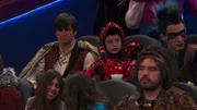 Hinter: Captain Man / Ray Manchester (Cooper Barnes, l.), Henry Hart (Jace Norman, m.)