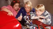 Markus (Marius Theobald) ist skeptisch: Ob Gisi (Franziska Traub, l.) und Rita (Gaby Köster) das Auto wirklich alleine reparieren können?
