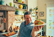 Jamie Oliver mit „Lachs mit Pesto und Mozzarella“.