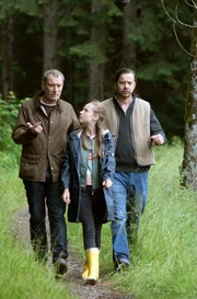 Philip (Heikko Deutschmann), Paulina (Tabea Hug) und Vinzenz (Michael Sideris) sind auf der Suche nach dem Biberbau.