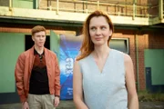 Hartmut (Niels Kurvin) bittet Tabea (Daniela Schulz) um ein Date.