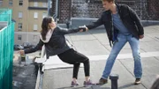 Dana (Gizem Emre) trifft sich mit Nick (Dennis Mojen), der sie vor dem Sturz vom Dach bewahrt.