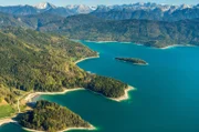 Der Walchensee wird auch „Bayerische Karibik“ genannt, weil sein Wasser besonders klar ist und einen hohen Kalziumkarbonat-Anteil hat.