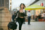 Dana (Gizem Emre) flüchtet mit der Tasche aus dem Schließfach und gerät damit in ernste Schwierigkeiten...
