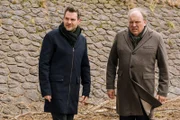 Kommissar Jonas Fischer (Lukas Piloty, l.) befragt den Vater des Opfers, Jürgen Hofstätter (Waldemar Kobus, r.). Waren die familiären Spannungen am Tatabend eskaliert?