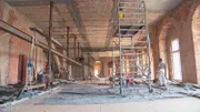 Die große Schlossbaustelle erstreckt sich über zwei Etagen. Hier entstehen ein Kongresszentrum und Abgeordnetenbüros für den Landtag Mecklenburg-Vorpommerns.