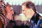 Captain Sheridan (Bruce Boxleitner, r.) macht Botschafter G'Kar (Andreas Katsulas) eindringlich klar, dass die Erdregierung das Volk der Narn bei seinem Kampf gegen die Centauri nicht offiziell unterstützen kann.