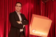 Diesmal verrät uns der Neurowissenschaftler Simon Eickhoff (im Bild) vom Helmholtz-Zentrum Jülich, was das Gehirn über uns verrät! Und die Ökologin Anett Richter vom Helmholtz-Zentrum für Umweltforschung in Leipzig erforscht, welchen Beitrag Bürger zur Forschung leisten: Durch „Citizen Science“!