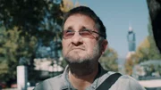 Der Bosnier Adnan ist Kriegsverteran und Friedensaktivist in einem innerlich zerrissenen Land. Tobi trifft ihn in Sarajevo. Wie tritt Andan der feindlichen Stimmung in seinem Heimatland entgegenzutreten?