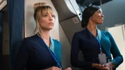 The Flight Attendant Staffel 2 Folge 1 Flugbegleiterin mit Nebenjob: Kaley Cuoco als Cassie Bowden, Yasha Jackson als Jada Harris