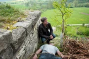 Lukas Hundt (Oliver Franck, l.) findet im Weinberg von Winzer Schörger die Leiche eines Hilfsarbeiters.