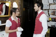 Paloma (Maja Maneiro, l.) macht es Georg (Peter Günther, r.) nicht allzu leicht, sie zu erobern ...