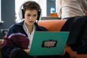 Ava (Mia Stieber) bekommt beim Zocken einen Hinweis, den sie für den Prozess nutzen kann.