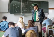 Staller (Helmfried von Lüttichau) beaufsichtigt die Matheklausur, während Hubert den Lehrer Michael Städler über die verschwundene Kollegin Cordula Morbach befragt.