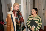 Emily (Anne Menden) erkennt, dass John (Felix von Jascheroff) die Nähe zu Clara sucht.