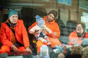 ARD Degeto DIE DREI VON DER MÜLLABFUHR - BABY AN BORD, am Freitag um 20:15 Uhr und um 01:20 Uhr im ERSTEN. Die Drei von der Müllabfuhr haben Findelkind Lea (Paulina Natrup) an Bord: „Käpt’n“ Werner (Uwe Ochsenknecht, li.), Tarik (Daniel Rodic) und Ralle (Jörn Hentschel, re.).