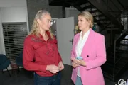 Maren (Eva Mona Rodekirchen, l.) möchte von Alicia (Josefin Bressel) den Grund für die Spannungen in der Agentur wissen.