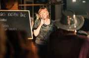 Helga Lotz (Antje Lewald) moderiert ihr Kneipenquiz - ein voller Erfolg!