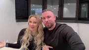 Candy verwandelt Tim in eine Dragqueen, während unsere Neuzugänge Marie und Tammo in die WG einziehen. Und Julia? Die darf sich über geheimnisvolle Blumen freuen!
