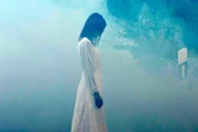 Paul entdeckt die geisterhaft wirkende Vanessa Engels (Lisa Bitter) im Nebel, die sofort verschwindet.