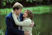 Max und Vroni liegen sich überglücklich in den Armen. Von links: Max (Michael Grimm) und Veronika Brunner (Senta Auth).