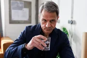 Benedikt (Jens Hajek) muss sich zusammennehmen, als er ausgerechnet mit Ferhat zusammenarbeiten muss.