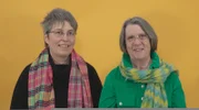 100 katholische Gläubige wagten in einer ARD-Dokumentation ihr Coming Out. Wie ist es den Menschen, die sich als nicht heterosexuell definieren, seitdem ergangen? Hat sich ihre Situation verbessert? Oder sind sie weiter Diskriminierungen und Benachteiligungen ausgesetzt? Der Film zeigt, wo die katholische Kirche sich bewegt hat – und wo nicht. - Marie Kortenbusch (links) und Monika Schmelter haben ihre Liebe ein Leben lang versteckt - bis zur ARD-Doku "Wie Gott uns schuf" im Januar.