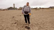 Sandra ist mal wieder am Warnemünder Strand auf Schatzsuche. Diesmal hat es die 41-jährige auf Münzen abgesehen und sich mit einem Metalldetektor ausgerüstet.