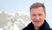 rbb Fernsehen KESSLERS EXPEDITION, "Unterwegs auf der Schiene, Teil 2", am Freitag (31.05.13) um 20:15 Uhr. Erstaunlich hoch und kalt ist es auf dem höchsten Berg Deutschlands. Zu kalt – Kessler ist weiter auf der Flucht. Und trifft im Zug auf neue Weggefährten. - Michael Kessler auf der Zugspitze